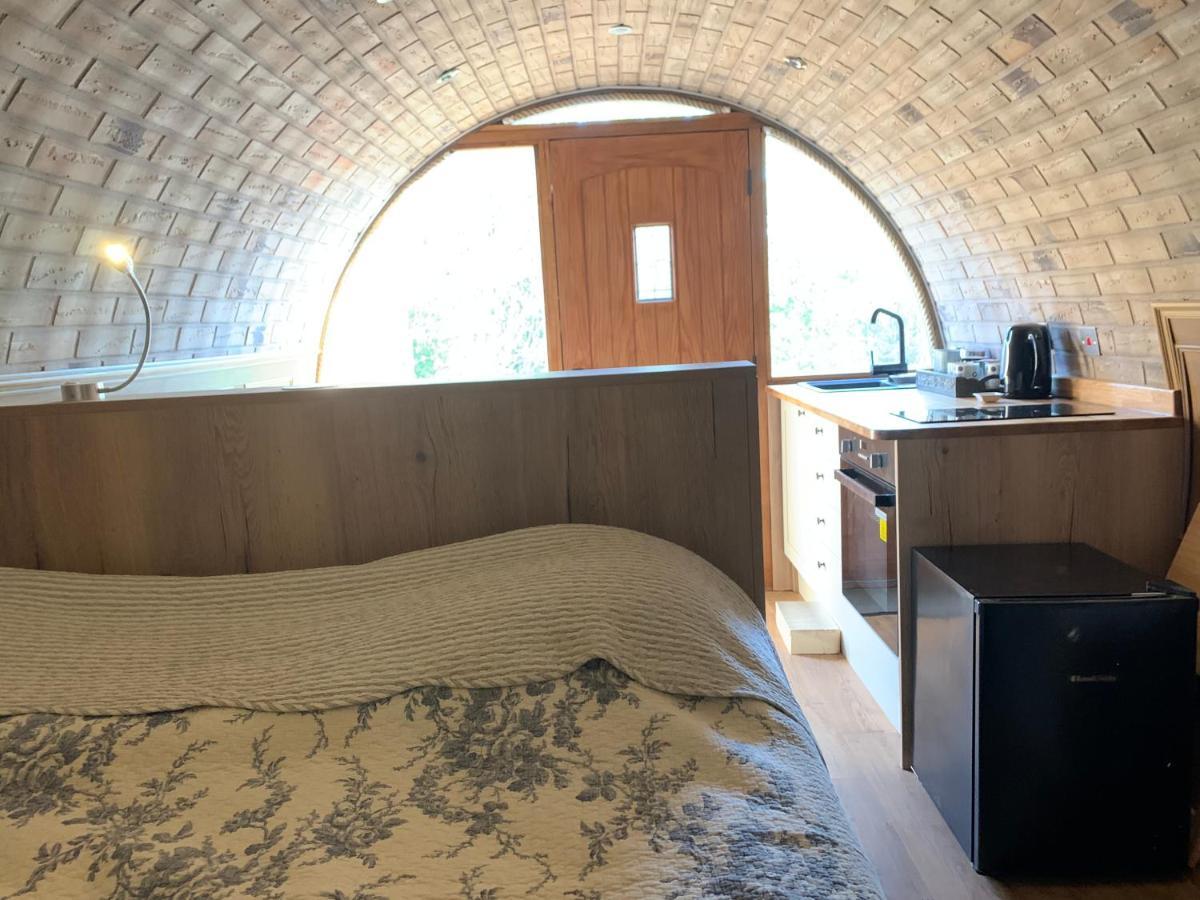 Romantic Escape Luxury Hobbit House With Hot Tub! Sheerness Exteriör bild