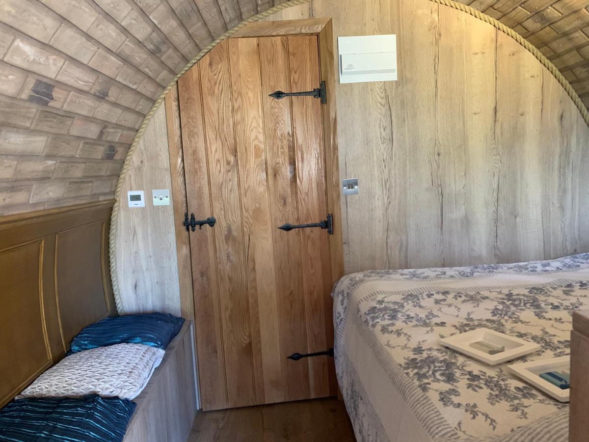 Romantic Escape Luxury Hobbit House With Hot Tub! Sheerness Exteriör bild