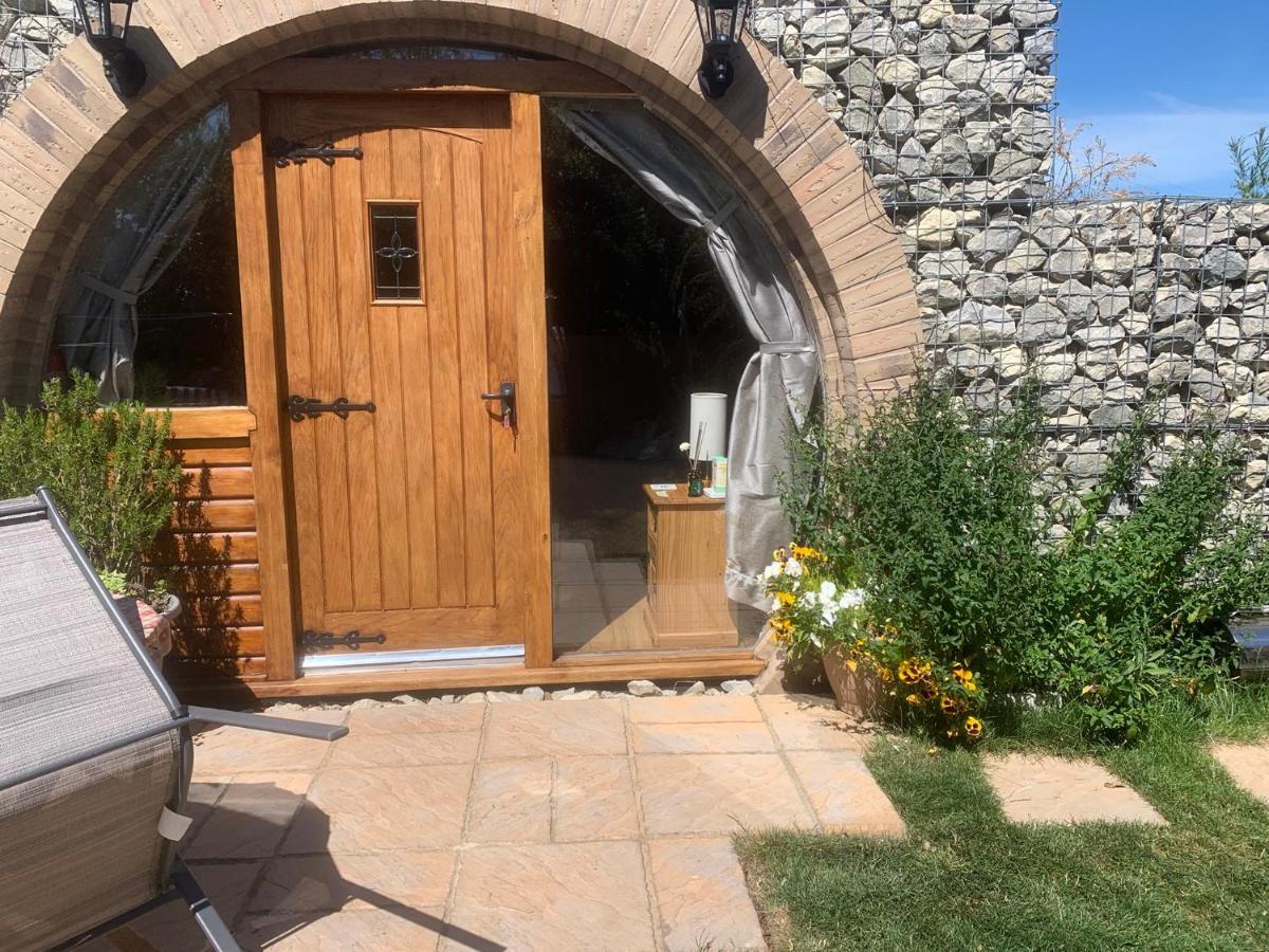 Romantic Escape Luxury Hobbit House With Hot Tub! Sheerness Exteriör bild